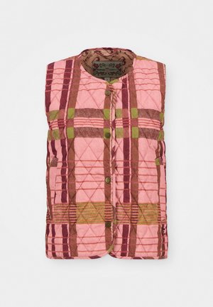 Gilet matelassé avec un motif à carreaux rose, vert et marron, doté d'un col rond et d'une fermeture à boutons sur le devant. Le tissu texturé ajoute du détail.