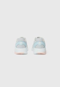 Baskets de sport gris clair avec une tige en mesh, des accents bleus et une semelle en caoutchouc rose. Le design comprend un talon rembourré et un détail de logo.