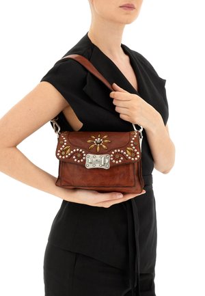 Borsa a tracolla in pelle marrone con accessori in argento, dettagli in metallo decorativi e abbellimenti floreali. Dotata di tracolla e forma rettangolare.