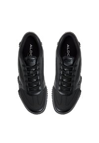 Zapatillas deportivas negras con un upper de cuero texturizado, que presentan un diseño de cordones, suela de goma y sutiles detalles del logotipo de la marca.