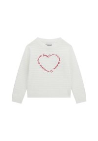 Weißer Strickpullover mit strukturiertem Muster und einem roten, gestickten Herzdesign mit einem textlichen Kreis in der Mitte.