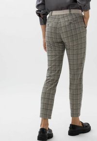 Pantaloni a quadri in tonalità grigie con una vestibilità slim. Presentano una cintura liscia, tasche laterali e una leggera elasticità per il comfort.