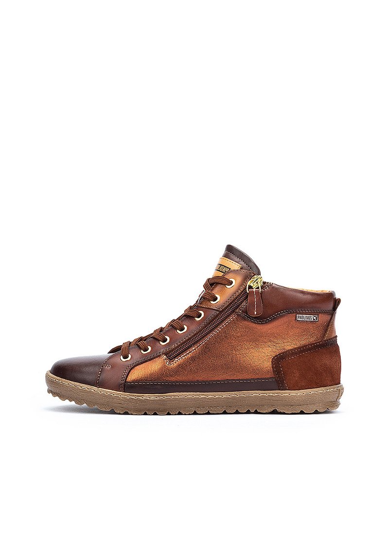 Baskets montantes marron en cuir et daim, dotées de lacets, d'une fermeture éclair sur le côté et d'une semelle en caoutchouc texturé.