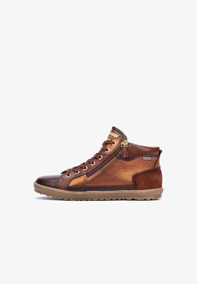 Brune høje sneakers i læder og ruskind, med snørebånd, sidelukning med lynlås og en tekstureret gummisål.
