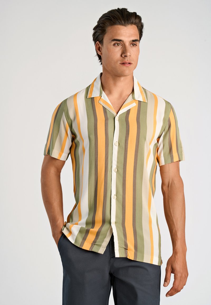 Camisa de botones de manga corta con rayas verticales en verde, amarillo y crema. Tela ligera, cuello clásico y corte relajado.