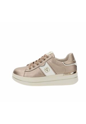 Sneaker in pelle beige e bianca con chiusura frontale con lacci, dettagli traforati, emblema logo dorato e suola bianca spessa.