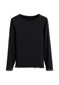 Top negro de manga larga hecho de tela acanalada. Presenta un cuello redondo y un borde de encaje con volantes en el dobladillo y los puños de las mangas.