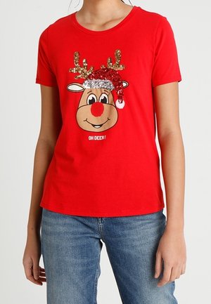 Rød T-shirt med korte ærmer med et motiv af et rensdyr med palietindehorn, en rød næse og en nissehue, med teksten "OH DEER!" nedenunder.