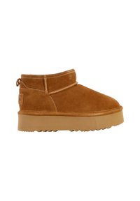 Bottes ankle en suède tan avec un bout rond, des détails de couture sur le côté et une semelle en caoutchouc texturée. Comprend une languette pour un enfilage facile.