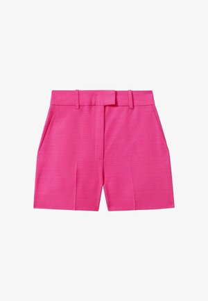 Helles pinkfarbenes, maßgeschneidertes Shorts mit Gürtelschlaufen, Seitentaschen, vorderen Falten und verdecktem Frontverschluss auf weißem Hintergrund.