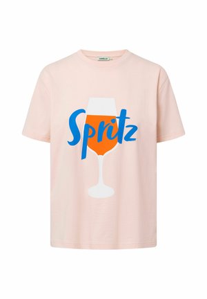 T-shirt en coton rose clair avec un grand texte bleu "Spritz" et un graphique d'une boisson orange dans un verre blanc.