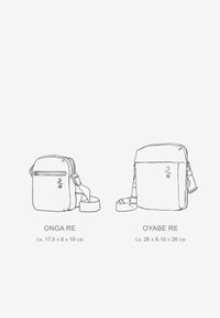 Due borse rappresentate: Onga RE (17,5 x 6 x 19 cm) è compatta con un design piatto, mentre Oyabe RE (26 x 6-10 x 28 cm) è più grande con cinture regolabili.