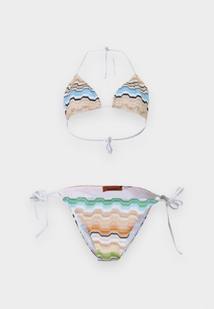 Két részes bikini, színes cikkcakk mintával, nyakpántos felsőrésszel és oldalán megkötős alsórésszel, fehér háttéren.