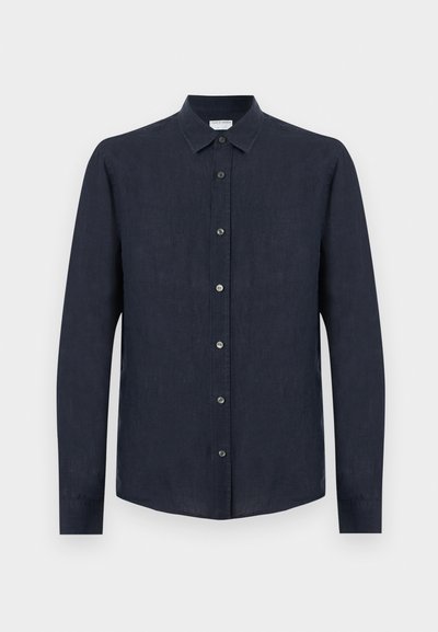 Σκούρο μπλε μακρυμάνικο πουκάμισο με κουμπιά και κλασικό γιακά, με εμφανή κουμπιά στην μπροστινή πλευρά, σε ουδέτερο φόντο.
