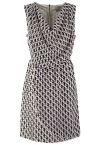 Ärmlös omslagsklänning i grädde med svart kattmönster. V-ringning, åtsittande midja och dragkedja i ryggen. Slät tygtextur.