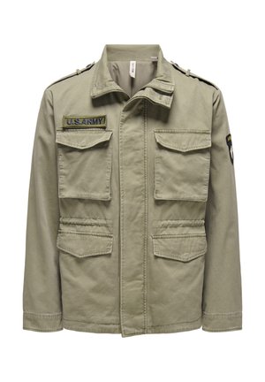 Giacca militare verde oliva in cotone, con spalline, quattro tasche frontali e una patch "U.S. ARMY" sul petto sinistro.