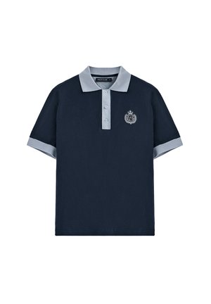 Marineblauwe polo met een lichtgrijze kraag en manchetten, drie-knopen sluiting en geborduurd logo op de borst.