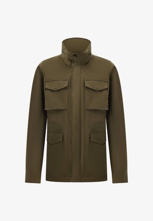 Olivgrüne Jacke mit hohem Kragen, vier Klappentaschen – zwei an der Brust und zwei an der Taille – sowie langen Ärmeln.