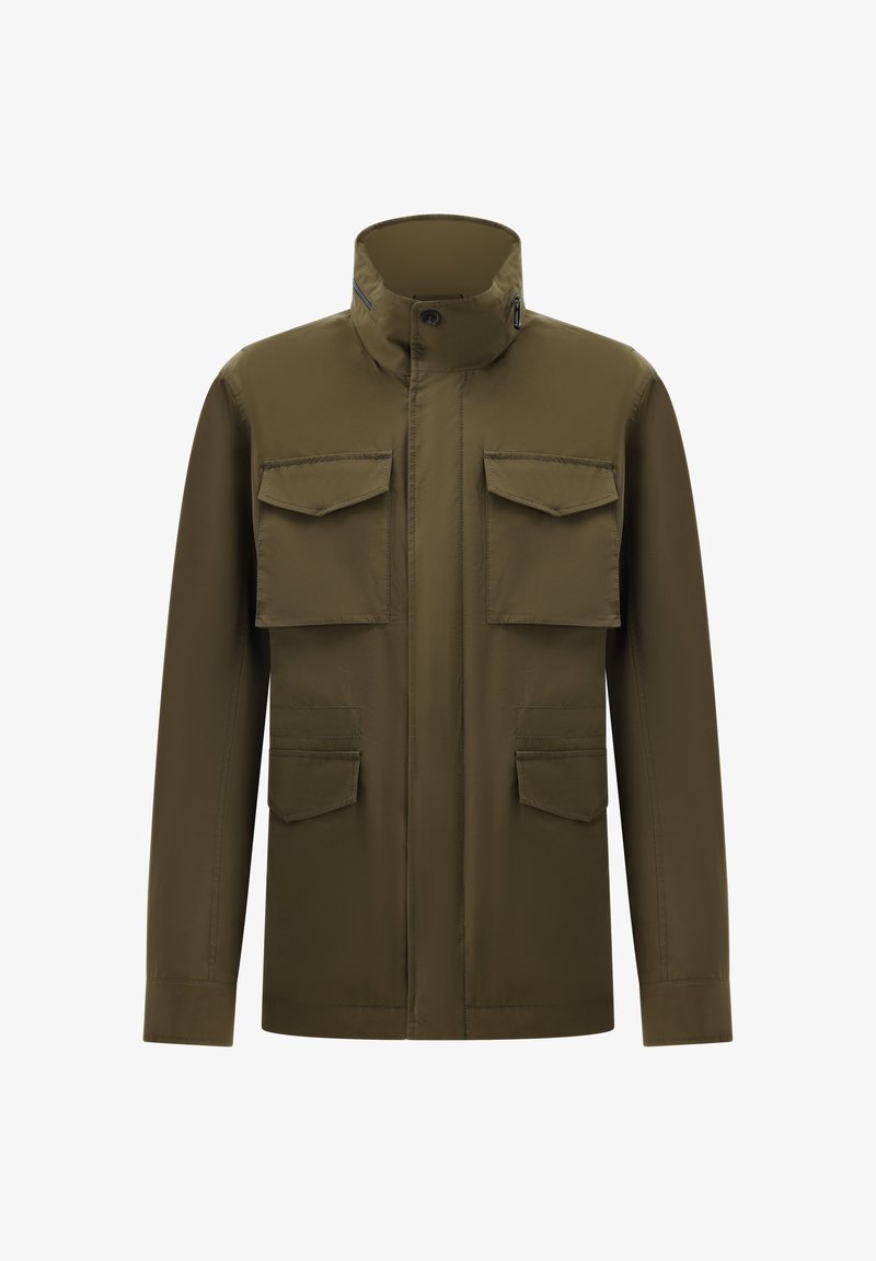 Olivgrüne Jacke mit hohem Kragen, vier Klappentaschen – zwei an der Brust und zwei an der Taille – sowie langen Ärmeln.