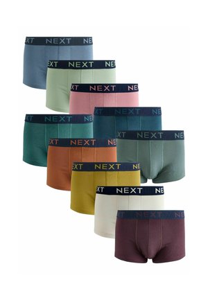 Neun Paar Herrenboxershorts in verschiedenen Farben, mit einem dunklen Bund und dem Logo "NEXT". Die Materialien sind glatt und im körpernahen Design.