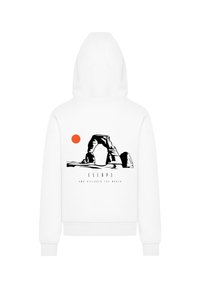 Weißer Hoodie mit grafischem Design einer Landschaft mit einem Bogen, orangefarbener Sonne und dem Text "FLIEHE UND ENTDECKE DIE WELT." Glatte Textur.