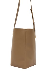Borsa a mano in pelle color tan con una forma strutturata e rettangolare. Presenta una lunga tracolla e una texture leggermente grana. Design semplice senza decorazioni esterne.