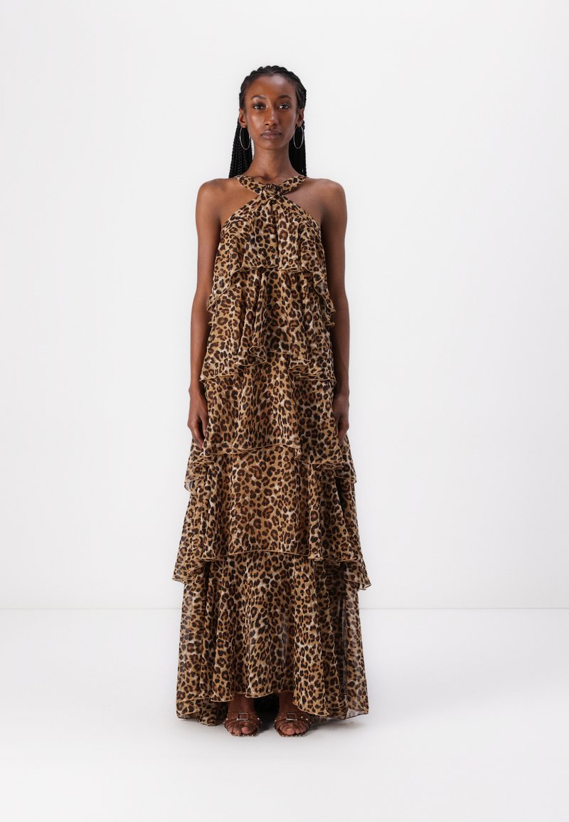 Maxi haljina s leopard uzorkom, s halter izrezom, slojevitom volanima i lepršavim materijalom. Ima opušteni kroj i laganu, prozirnu teksturu.