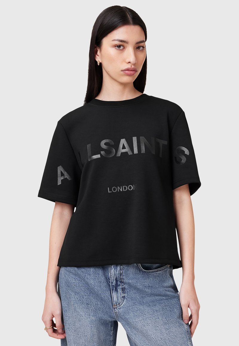 Sort bomulds t-shirt med løs pasform, der har fed, refleksiv "ALLSAINTS" tekst med "LONDON" nedenunder i et diskret print. Korte ærmer.