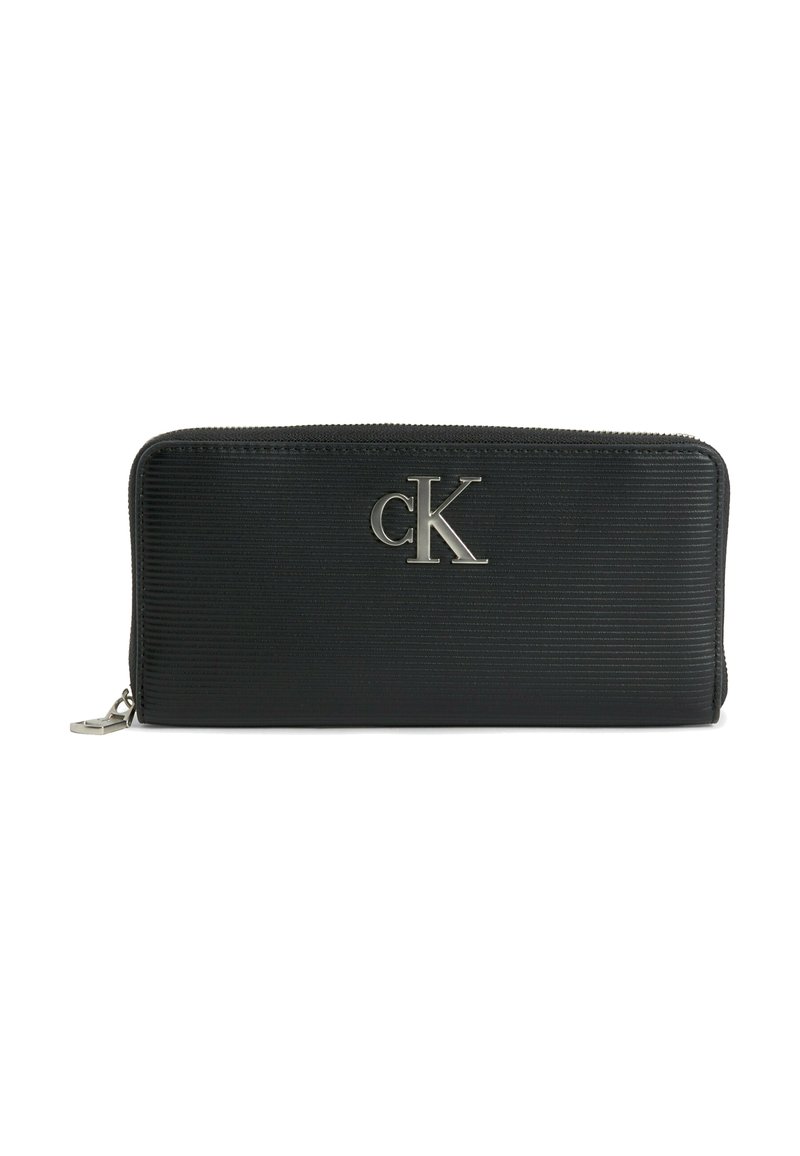 Portafoglio nero con zip realizzato in materiale testurizzato, con logo Calvin Klein argentato sul fronte. Forma rettangolare compatta.