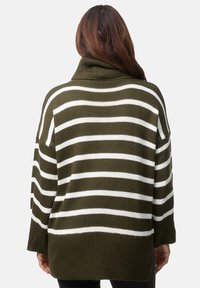 Strickpullover in olivgrün mit weißen horizontalen Streifen, ausgestattet mit einem Cowl-Neck und lockerer, lässiger Passform. Strukturierter Stoff mit gerippten Akzenten.
