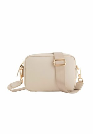 Prostokątna beżowa torba na ramię z złotymi okuciami, regulowanym szerokim paskiem i zapięciem na zamek błyskawiczny na białym tle.