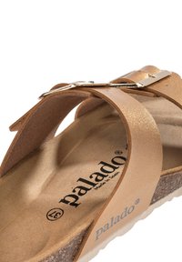 Sandalo in pelle marrone con finitura texturizzata, cinturino regolabile con hardware in tono oro e suola in sughero imbottita con dettaglio logo.