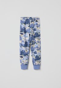 Blauwe kinderpyjamabroek met een speels patroon van bergen, dieren en bomen, met elastische tailleband en blauwe manchetten.