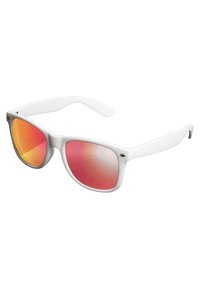 Ochelari de soare cu ramă albă, lentile oglindă de culoare portocalie-roșie și un cadru clasic stil wayfarer.