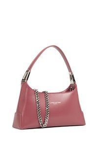 Roze leren handtas met een gebogen handvat, zilveren kettingdetails en rechthoekige vorm. Beschikt over een metalen hardwareaccent en branding.