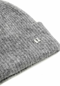 Szary, dziany beret wykonany z miękkiej wełny, posiadający prążkowaną teksturę oraz małą metalową metkę z logo przyszytą z boku.