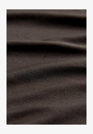 Ciemnobrązowa tkanina o gładkiej, teksturowanej powierzchni i delikatnym wzorze tkania, ukazująca łagodne fałdy i zmienne refleksy światła.