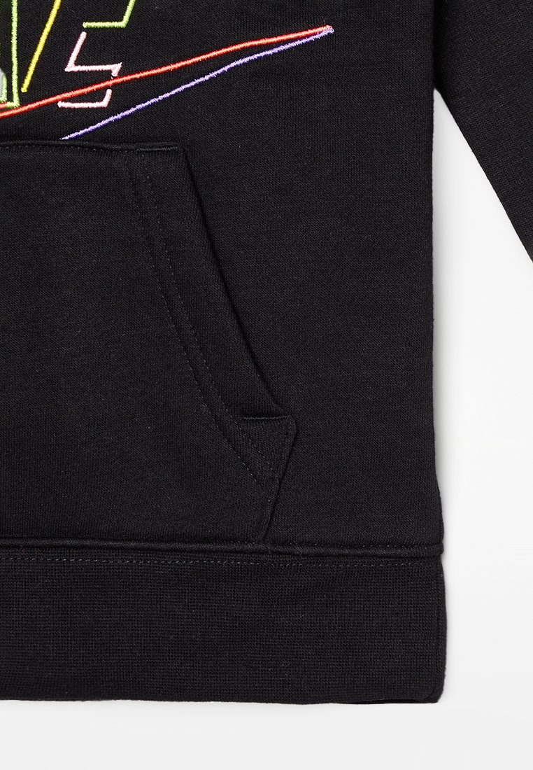 Hoodie noir avec une grande poche avant, un tissu texturé et des accents brodés multicolores en jaune, rouge et violet.