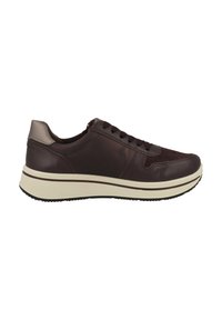 Zapatilla de cuero marrón con punta redondeada, cierre de cordones en la parte frontal, suela de color claro y un sutil acento contrastante en el talón.