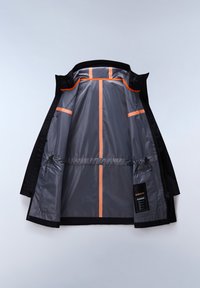 Svart vattentät jacka med grå foder, med orange detaljer och reflexer. Inkluderar innerfickor och snörningsjusteringar.