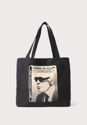 Sac fourre-tout noir avec longues poignées arborant un graphisme de style vintage représentant un homme portant des lunettes de soleil et le texte "Karl's Klub House Rules."