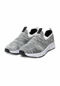 Zapatillas deportivas sin cordones con una parte superior de punto gris texturizado, detalles en negro, suela moteada blanca y un collar acolchado para mayor comodidad.
