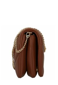 Borsa in finta pelle marrone con design trapuntato, dotata di una tracolla in catena dorata e una parte superiore pieghevole. La borsa ha una forma strutturata con una texture liscia.
