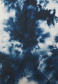 Látka s vzorem batiky v tmavě modrých a bílých tónech, s texturovaným, tkaným vzhledem a dynamickými abstraktními tvary.