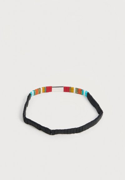 Ελαστικό βραχιόλι με επίπεδους μαύρους χάντρες και τμήμα με μικρές τετράγωνες χάντρες σε κόκκινο, κίτρινο, τυρκουάζ, πορτοκαλί και λευκό χρώμα.