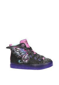 Sneaker alta nera glitterata con design di ali di farfalla, dettagli viola, punta borchiata e suola trasparente viola. I lacci sono grigi.