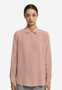 Helle rosa Bluse mit langen Ärmeln und geknöpftem Kragen, glatter Textur und geradem Schnitt, mit einer vorderen Knopfleiste und Bündchen.