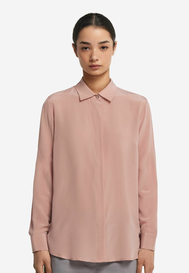 Helle rosa Bluse mit langen Ärmeln und geknöpftem Kragen, glatter Textur und geradem Schnitt, mit einer vorderen Knopfleiste und Bündchen.