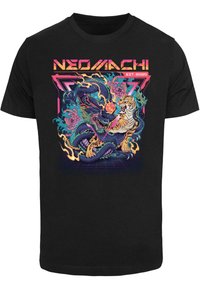 Sort t-shirt med en farverig grafisk fremstilling af en drage og en tiger i kamp, med livlige flammer og snoede mønstre, mærket "NEO/MACHI."