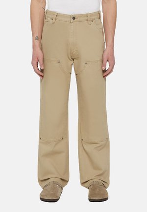 Beige, weit geschnittene Hose aus einem Stoff mit glatter Textur; verfügt über Fronttaschen mit Metallnieten und einen Knopfverschluss.